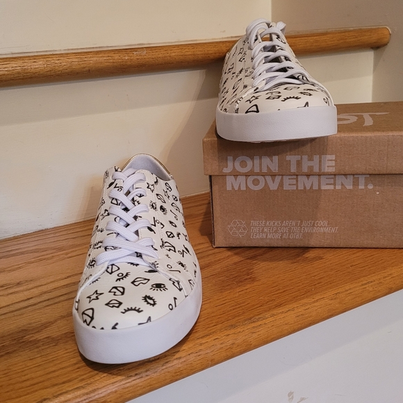 NEW OTBT White, Black, & Gold Leather Sneakers - Picture 4 of 5